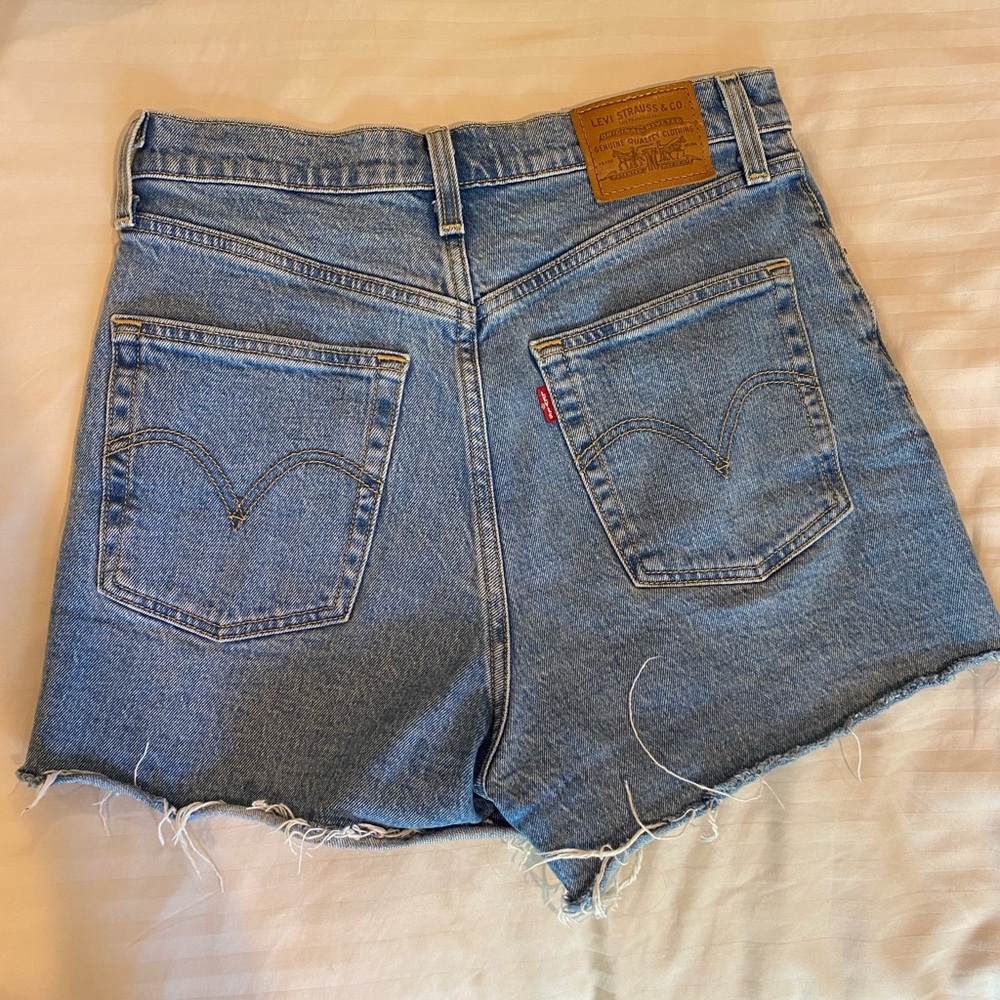 Levi’s Ribcage Shorts size 27